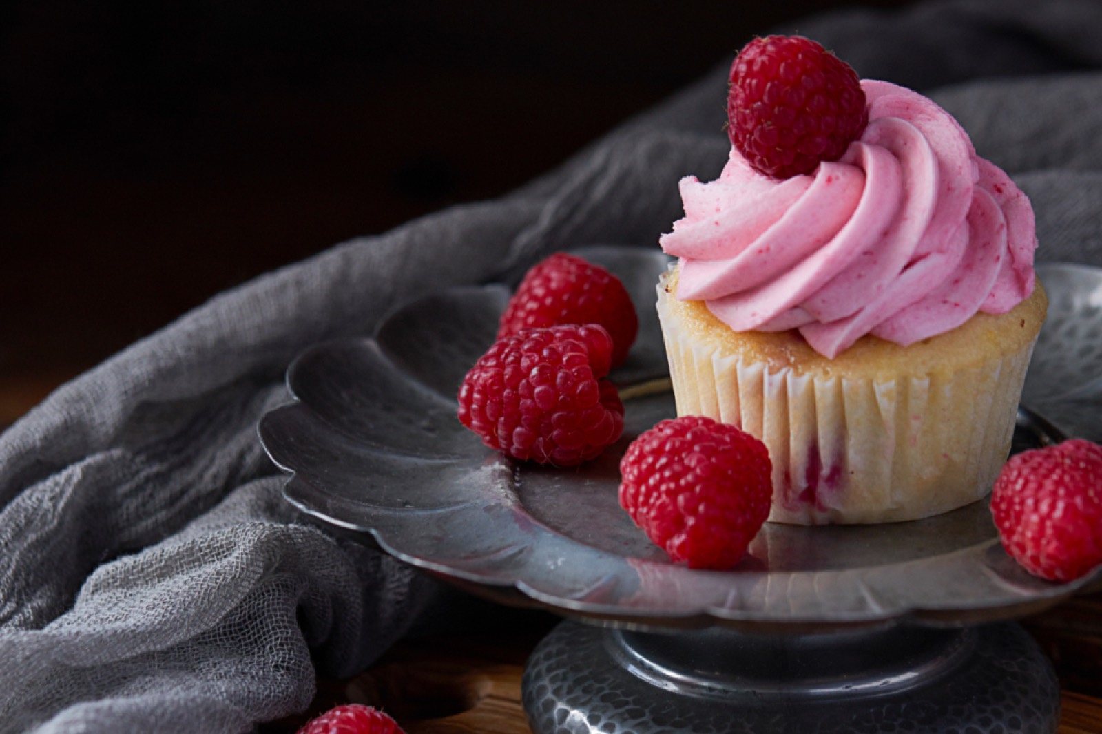 Szülinapi muffin rózsaszín krémmel, illusztráció