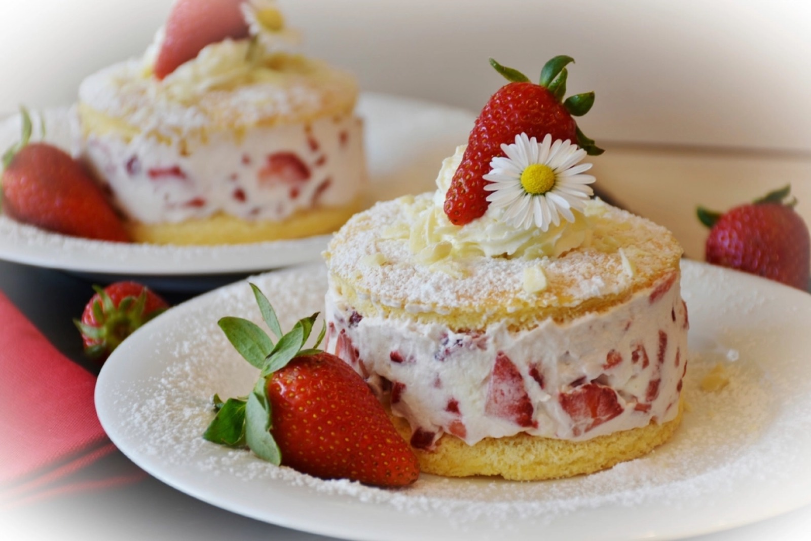 Emeletes esküvői torta tortaállványon, illusztráció