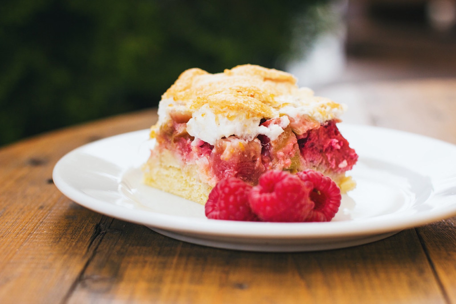 Krémrózsás esküvői torta, illusztráció