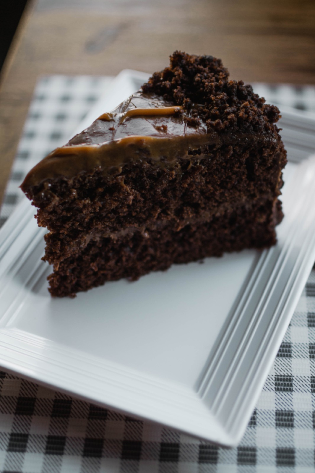 Csokoládés szülinapi torta, illusztráció